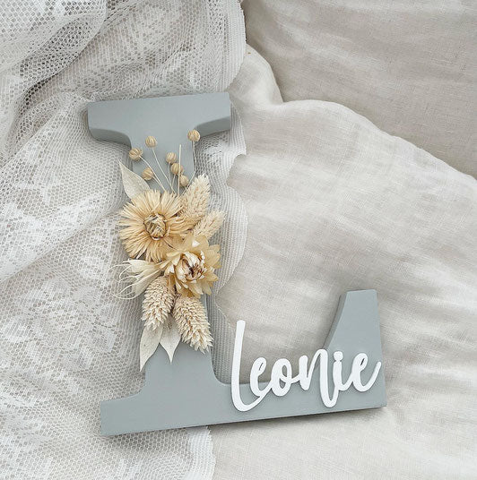 Lettre fleurie gris poussiéreux