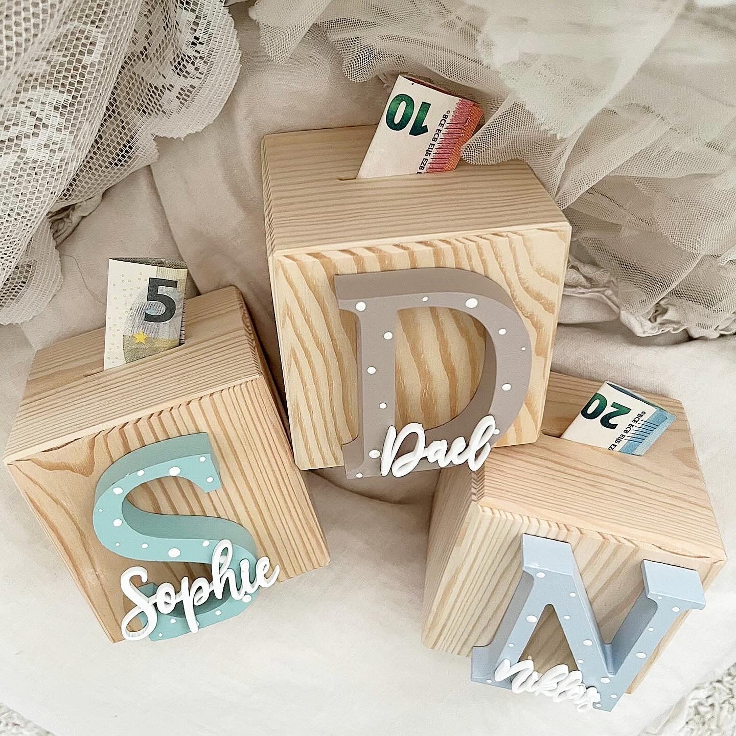 Tirelire cube lettres points