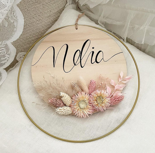 Couronne de porte avec roses et fleurs séchées
